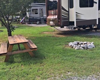 Enjoy waterfront camping with the comforts of home. - Centre - Patio