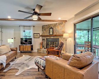 Treetop Haven - Updated with Golf Course & Forest Views - Dog friendly! - Franklin - Living room