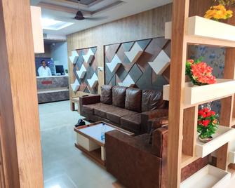 The Grand Takshak - Mahesāna - Front desk