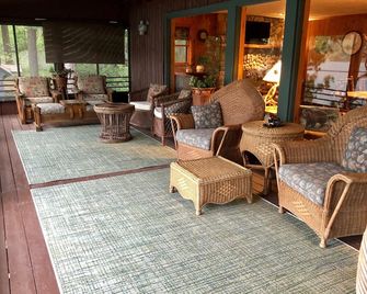 Pine View Cabin: Rustic Hayden Lake Cabin with Bunkhouse and Private Dock - Hayden - Lounge