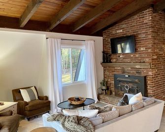 Cozy and Relaxing get away! - Waverly Hall - Living room