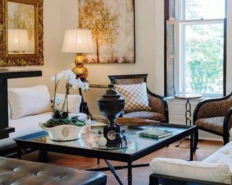 Grelen's Boxwood Villa: An Enchanting Estate with Beautiful Gardens - Orange - Huiskamer