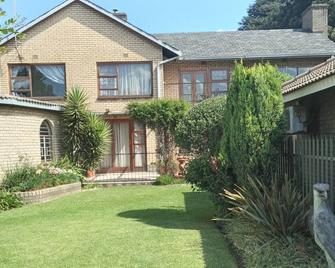 10 min away from OR Tambo Airport, your second home away from home. - Benoni - Edificio