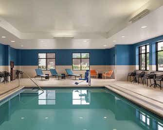 Hampton Inn & Suites Pittsburgh/Harmarville - Pittsburgh - Pool