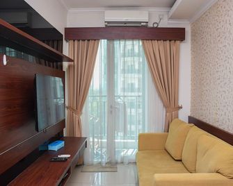 Great Location And Comfy 1Br Apartment At Woodland Park Residence - Jakarta - Olohuone