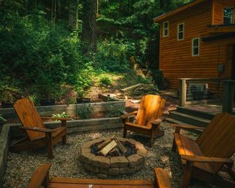 Lakefront Hilltop Cabin Hot tub Firepit - Martinsville - Patio