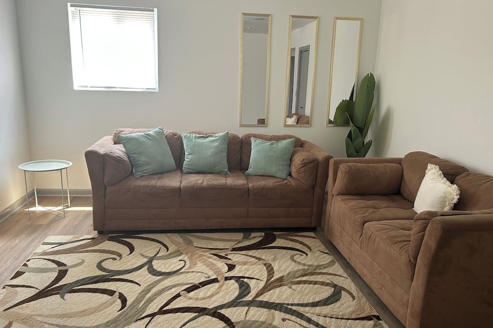 Newly remodeled 3-bedroom, 2 bath house in Kansas City near Chiefs Stadium - Kansas City - Huiskamer