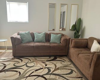 Newly remodeled 3-bedroom, 2 bath house in Kansas City near Chiefs Stadium - Kansas City - Living room