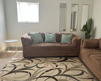 Newly remodeled 3-bedroom, 2 bath house in Kansas City near Chiefs Stadium - Kansas City - Huiskamer