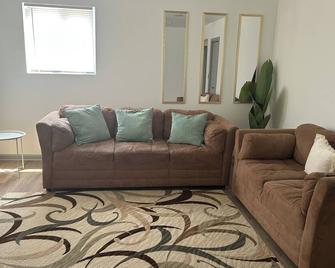 Newly remodeled 3-bedroom, 2 bath house in Kansas City near Chiefs Stadium - Kansas City - Sala de estar