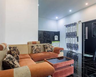 OYO 94049 Pondok Accilia - Megamendung - Living room