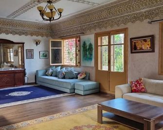 Grand Appartement Paisible, 3 Chambres, vue sur Jardin, Central à Rabat - Rabat - Living room