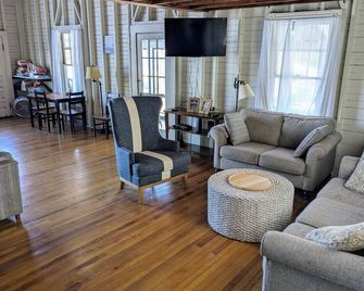 Historic Ogunquit Cottage with Ocean Views- Wraparound Porch- Near Perkins Cove - Ogunquit - Living room