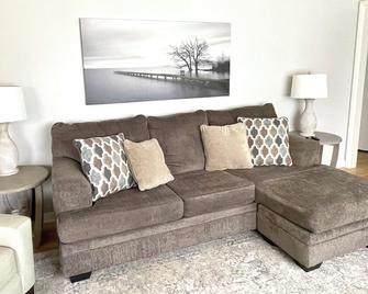 Tranquil Home in Beautiful Setting - Ames - Living room