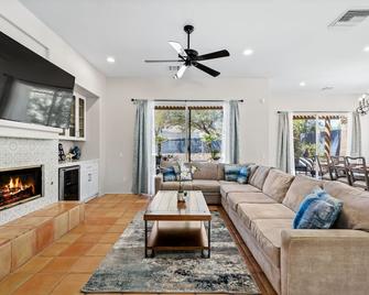 San Sorento House - Majestic Mountain Views! - Palm Springs - Living room