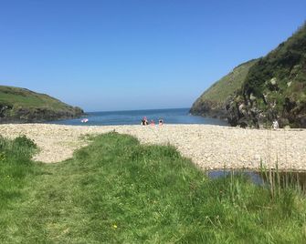 Cottage sleeping up to 6 in 3 bedrooms, peaceful. 1 mile to Newport Town Centre - Fishguard - Beach