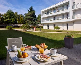 Quality Aparthotel Orléans Sud Zenith - Olivet - Essbereich
