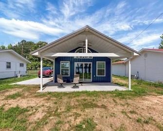 Modern Couples Retreat . Lakefront . Private Dock - Morrilton - Building