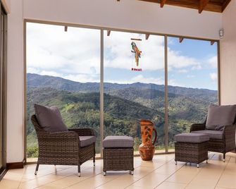 A home with beautiful mountain views. A Gem Close to Orosi. - Orosí - Balcón