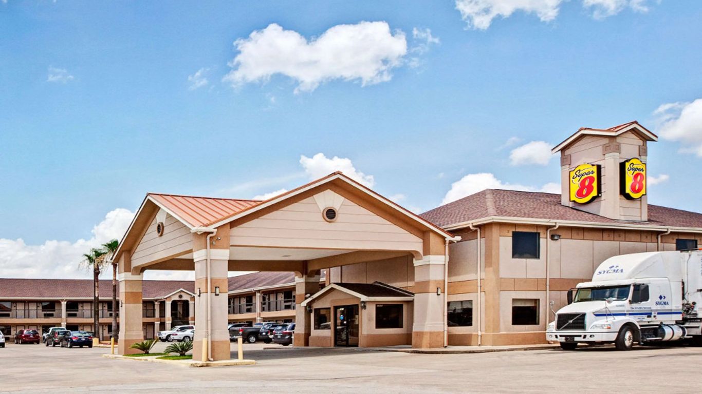 Super 8 by Wyndham Baytown / I-10