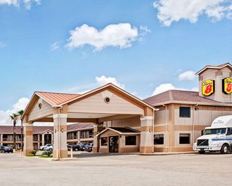 Super 8 by Wyndham Baytown / I-10 - Baytown - Building