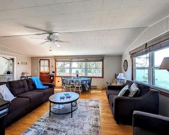 Lobster Pound Beach House - Hancock - Living room