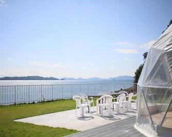 Blocal Sugawa House - 2 Br Beach Front House For 8 Ppl - Kure - Patio