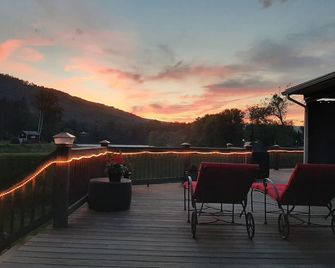 The River View apartment, best view of any rental in Confluence. - Confluence - Balcón