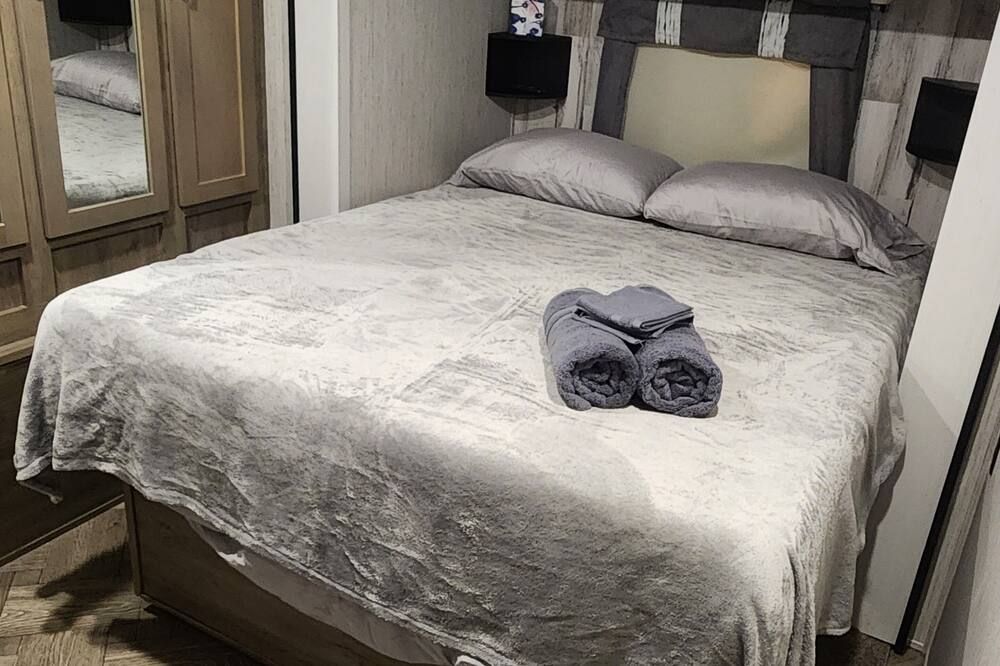Nature Lover's 2-Bedroom RV Escape - Hamilton - Schlafzimmer