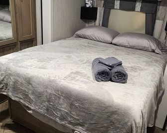 Nature Lover's 2-Bedroom RV Escape - Hamilton - Bedroom