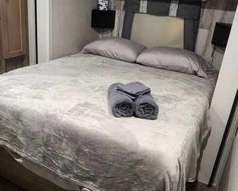 Nature Lover's 2-Bedroom RV Escape - Hamilton - Schlafzimmer