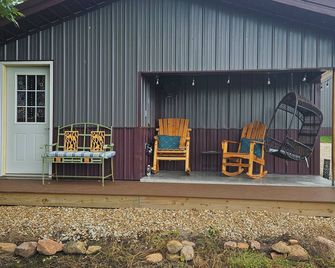 Charming Modern 1BR Country Cottage Surrounded by Nature Close to Town. - Warrensburg - Innenhof