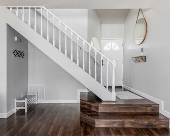 Goode Homes Luxury Modern Home With Jacu - Santa Clarita - Stairs