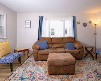 Cozy home on a quiet street - Wausau - Living room