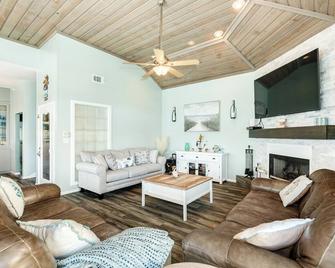 New To Vrbo! Hot Tub, Huge Deck, Boat Dock, Quick Bay Access, Pet Friendly - Jamaica Beach - Living room