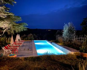 A path of relaxation and history between vineyards and olive trees - 6 pax - Montaione - Piscina