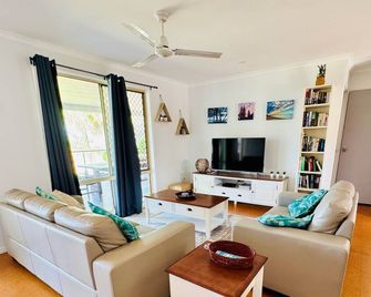 Beach Front Spectacular! @ 66 The Esplanade Woodgate - 우드게이트 - 거실