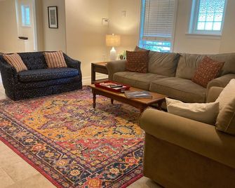 Spacious apartment in beautiful, historic Arlington VT - Arlington - Sala de estar