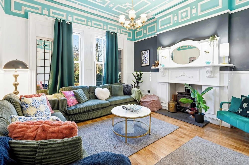 Spacious 220sqm House • 10-min Dr City Ctr/Heaton - مانشستر - غرفة معيشة