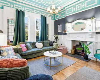 Spacious 220sqm House • 10-min Dr City Ctr/Heaton - Manchester - Living room