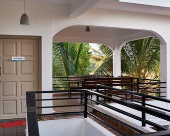 Moustache Goa Cowork Hostel - Mandrem - Balcony
