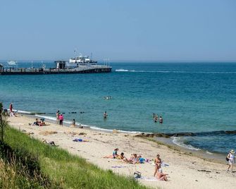 Pequot Hotel - Oak Bluffs - Beach