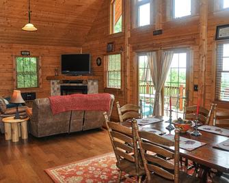 Luxury Log Cabin - Totally Private Gorgeous Mtn View - Pool Table, Darts & more! - Bostic - Dining room