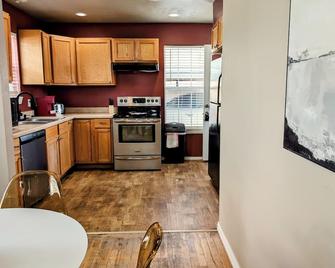 Cozy 2BR Home in Clovis - Clovis - Kitchen