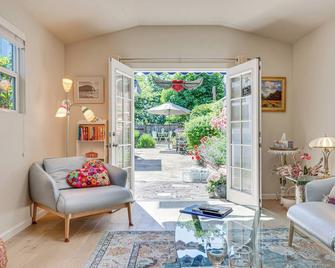 Romantic Casita with Garden and Deck 2 Miles to Plaza! - Sonoma