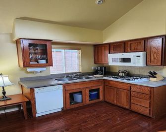 2 Welcoming Family Rooms Conveniently Located Near Top Coastal Attractions - Point Arena - Cocina