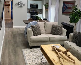 Cozy Lake House Retreat-Walk to water - Buckeye Lake - Living room