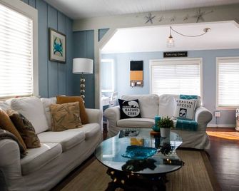 Romantic Nostalgic Cottage - Manhattan Beach - Living room