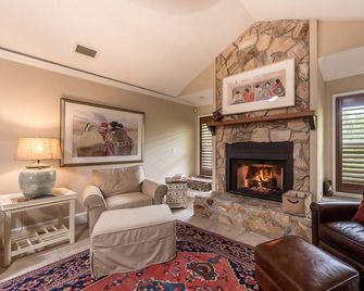 Spectacular Beach House, Heated Pool, Jacuzzi, Chef's Kitchen..Luxury & Privacy! - Vero Beach - Wohnzimmer