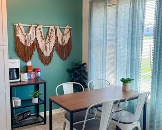 Cozy Apt, Great Location, Patio, Walk to Downtown! - Spearfish - Essbereich